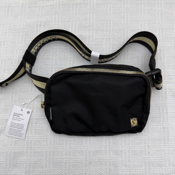 lululemon athletica Handbags - 💼Lululemon Everywhere Crossbody Belt Bag Wordmark Black/Gold